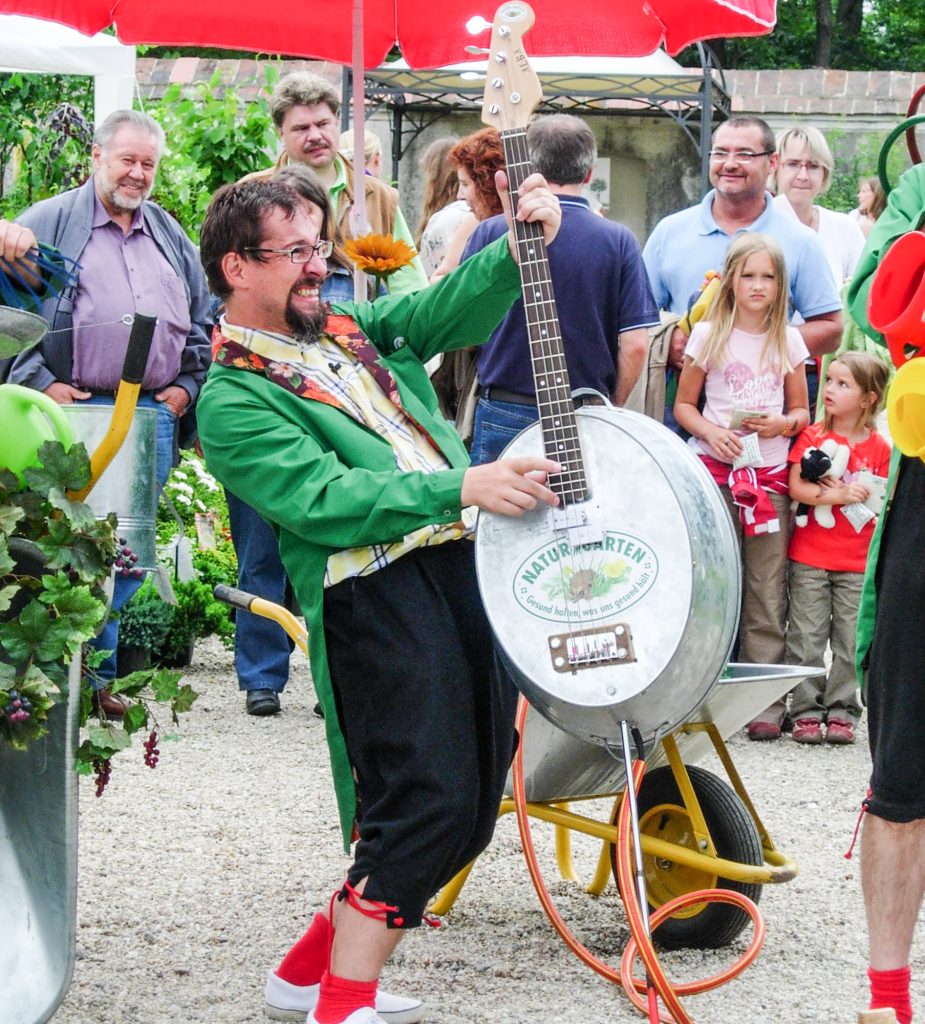 Roland Taberhofer am Zinkwannenbass